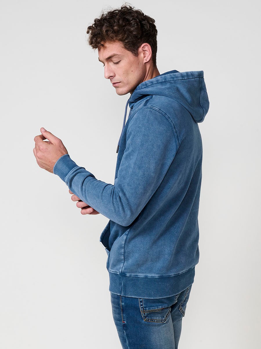 Sudadera azul de hombre con capucha y manga larga. Confección en algodón y poliéster para un estilo urbano y cómodo.