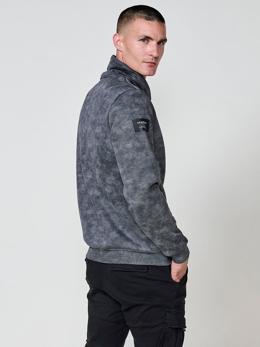 Sudadera gris de hombre con cuello alto y manga larga. Exterior en poliéster e interior en algodón para máxima comodidad.