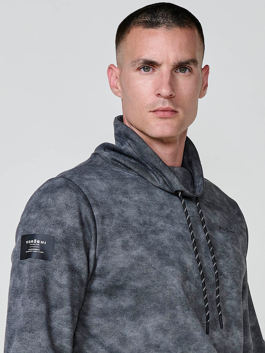 Sudadera gris de hombre con cuello alto y manga larga. Exterior en poliéster e interior en algodón para máxima comodidad.