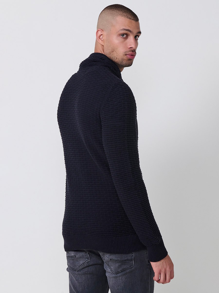 Jersey negro de hombre en tricot con cuello redondo y manga larga. Confección 100% acrílico para un estilo actual y versátil.