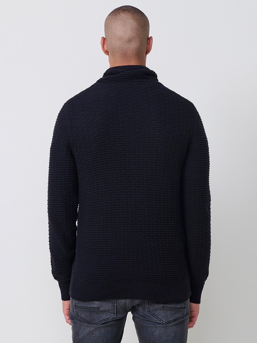 Jersey negro de hombre en tricot con cuello redondo y manga larga. Confección 100% acrílico para un estilo actual y versátil.