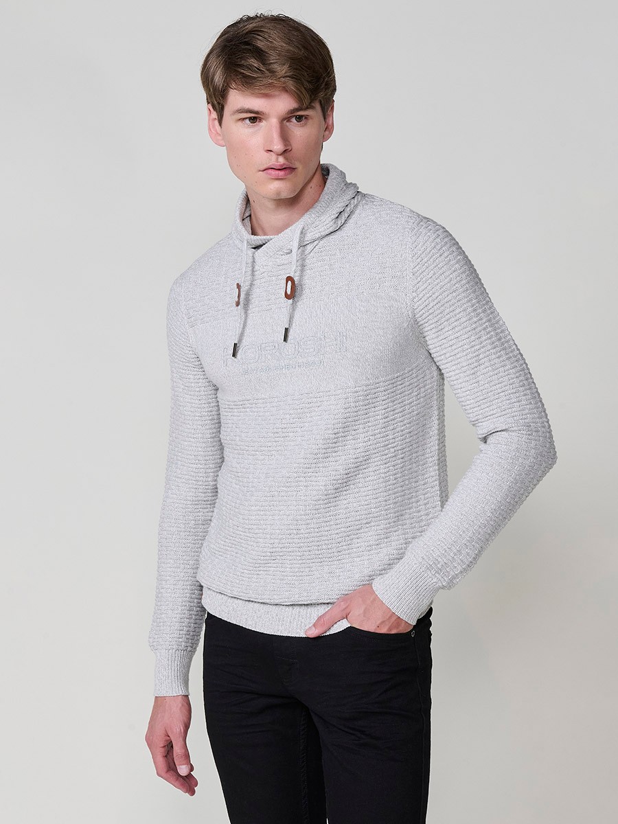 Jersey crudo de hombre en tricot con cuello redondo y manga larga. Confección 100% acrílico para un estilo actual y versátil.