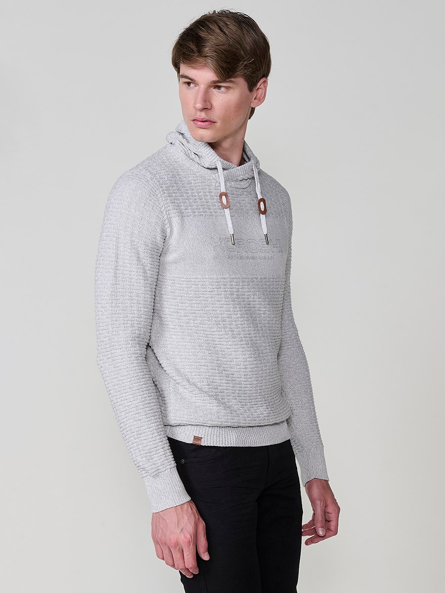 Jersey crudo de hombre en tricot con cuello redondo y manga larga. Confección 100% acrílico para un estilo actual y versátil.