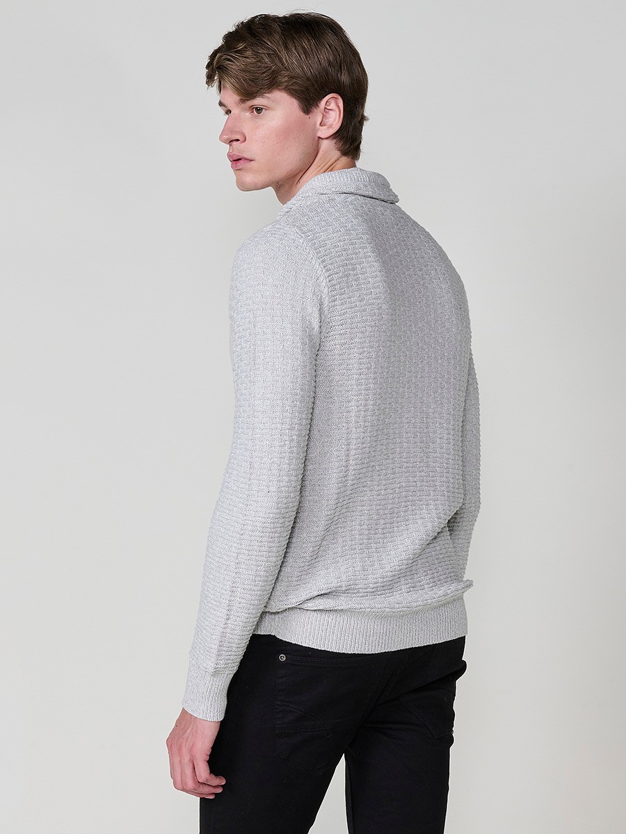 Jersey crudo de hombre en tricot con cuello redondo y manga larga. Confección 100% acrílico para un estilo actual y versátil.