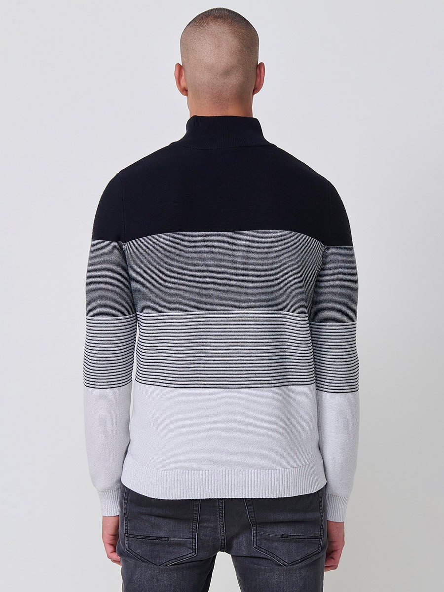 Jersey negro de hombre en tricot con cuello redondo y manga larga. Confección 100% acrílico para un estilo actual y versátil.