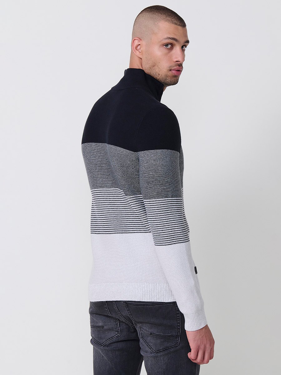 Jersey negro de hombre en tricot con cuello redondo y manga larga. Confección 100% acrílico para un estilo actual y versátil.