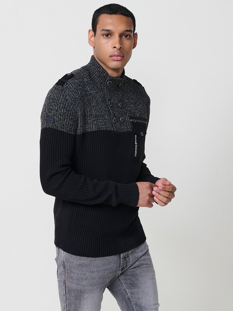 Jersey negro de hombre en tricot con cuello redondo y manga larga. Confección 100% acrílico para un estilo actual y versátil.