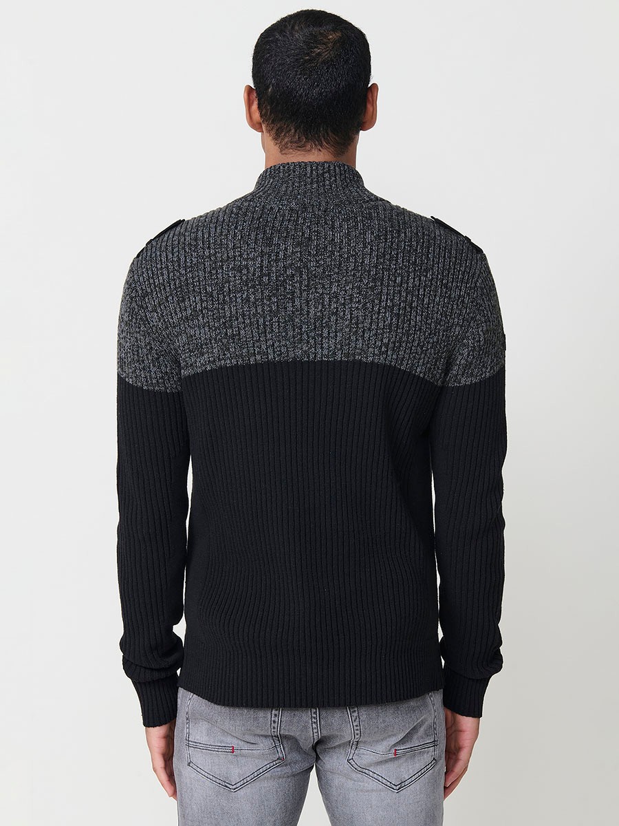Jersey negro de hombre en tricot con cuello redondo y manga larga. Confección 100% acrílico para un estilo actual y versátil.