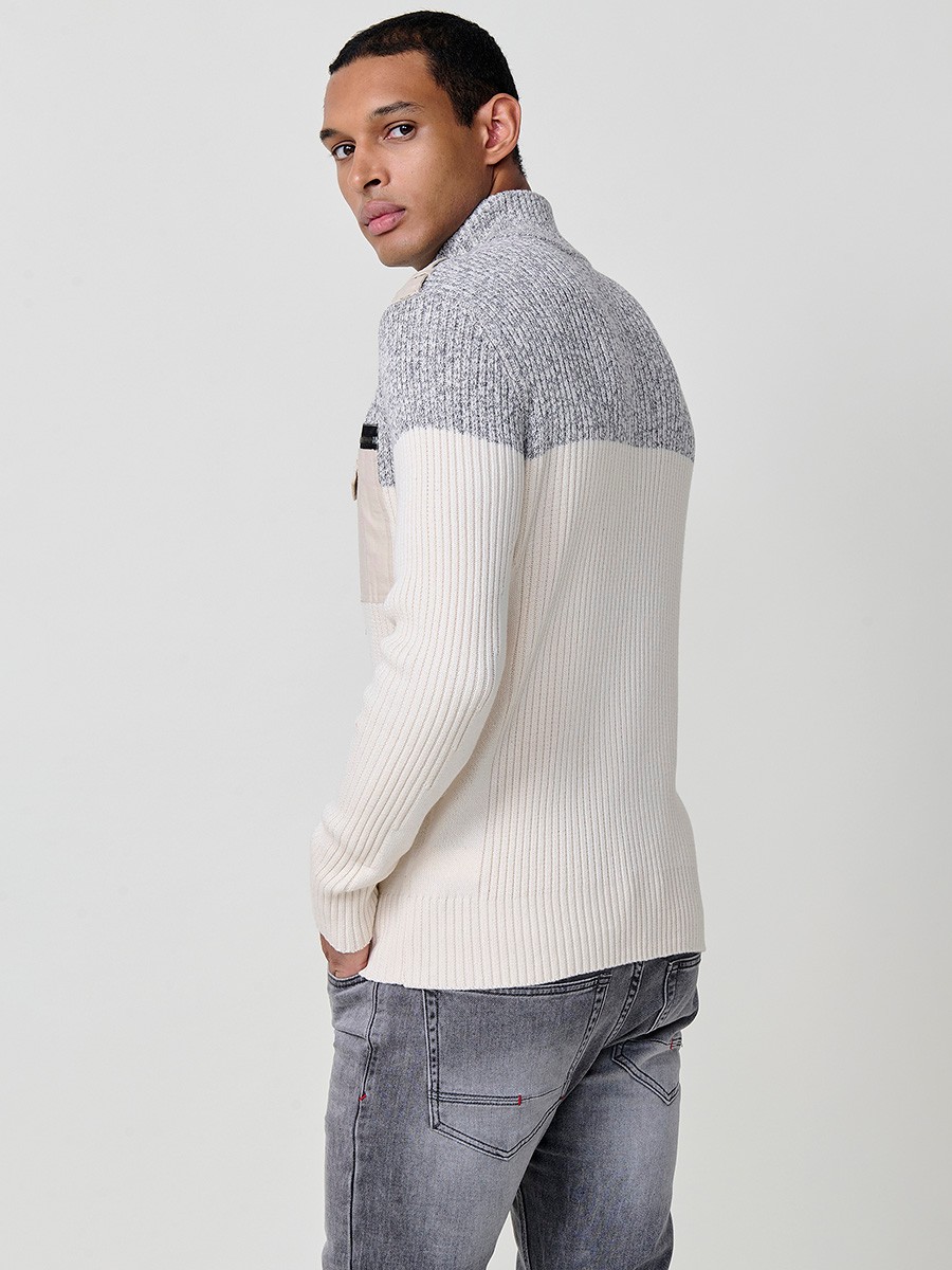 Jersey crudo de hombre en tricot con cuello redondo y manga larga. Confección 100% acrílico para un estilo versátil y cómodo.