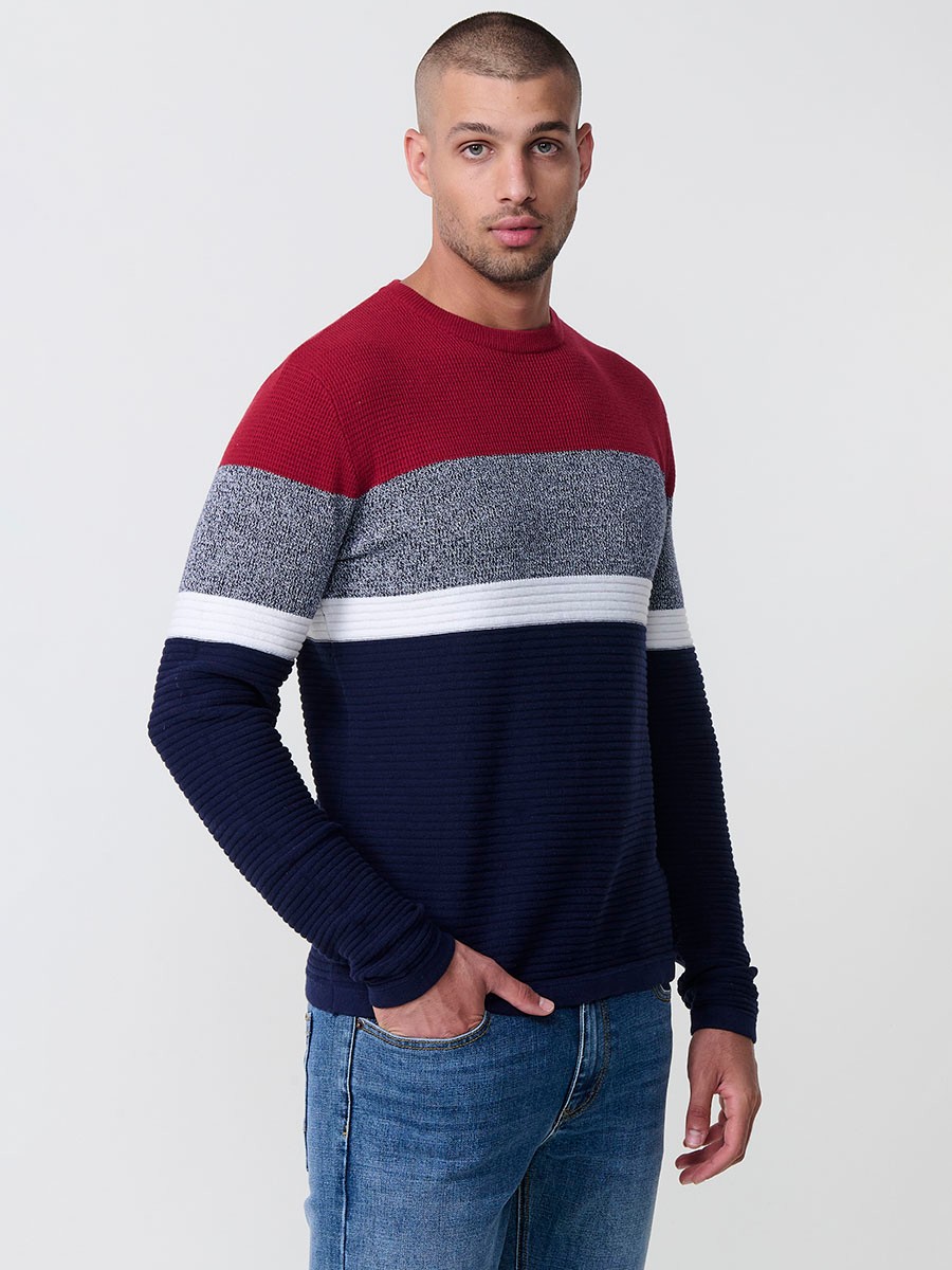 Jersey rojo de hombre en tricot con cuello redondo y manga larga. Confección 100% acrílico para un estilo actual y versátil.