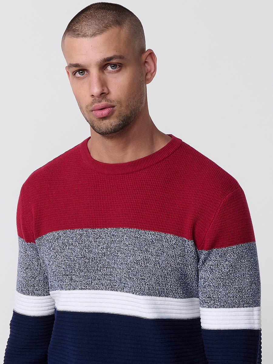 Jersey rojo de hombre en tricot con cuello redondo y manga larga. Confección 100% acrílico para un estilo actual y versátil.
