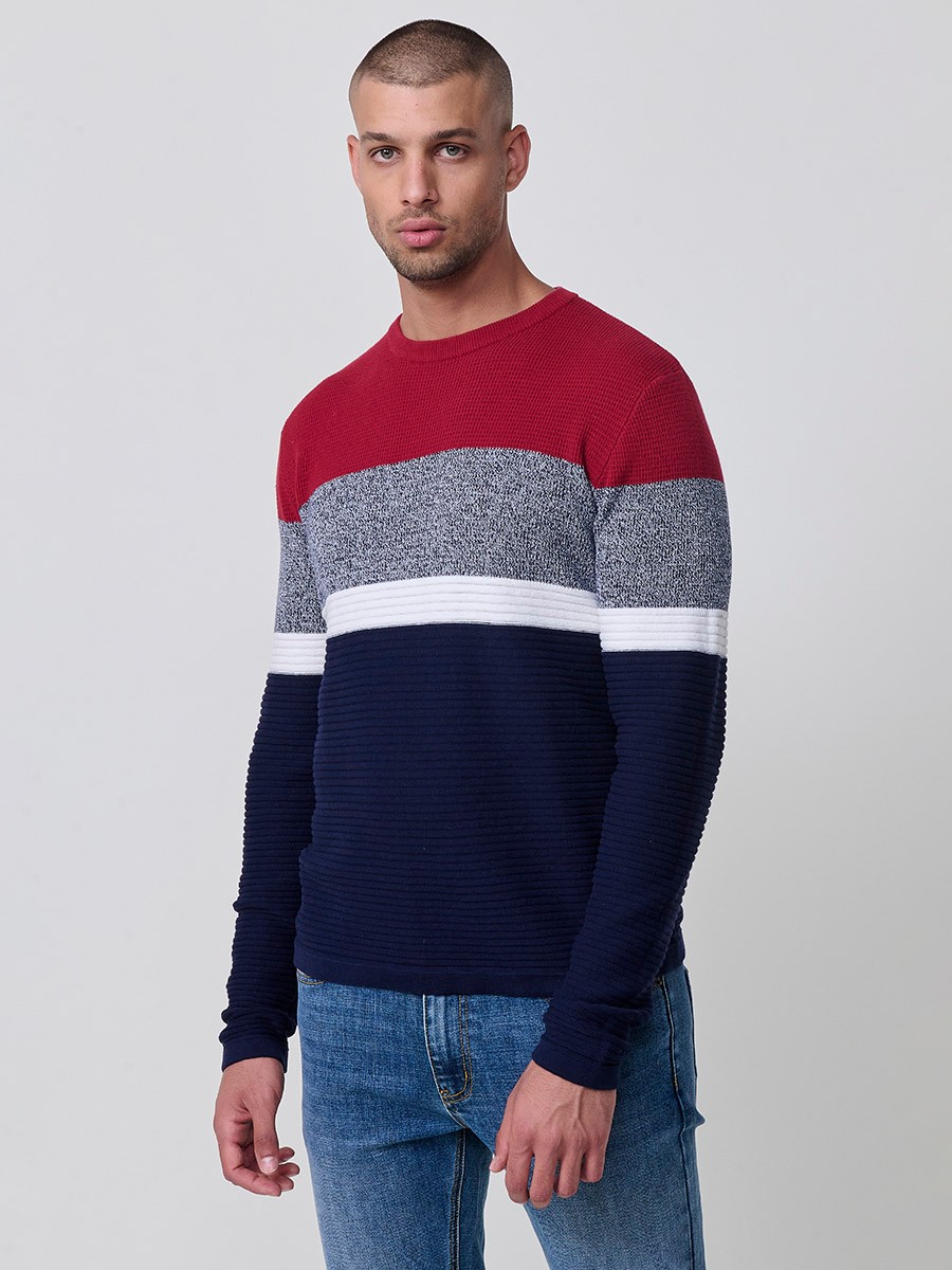 Jersey rojo de hombre en tricot con cuello redondo y manga larga. Confección 100% acrílico para un estilo actual y versátil.