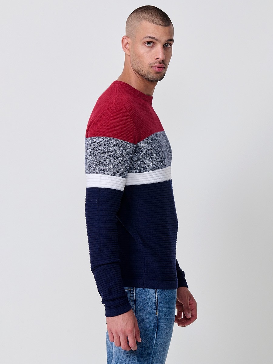 Jersey rojo de hombre en tricot con cuello redondo y manga larga. Confección 100% acrílico para un estilo actual y versátil.