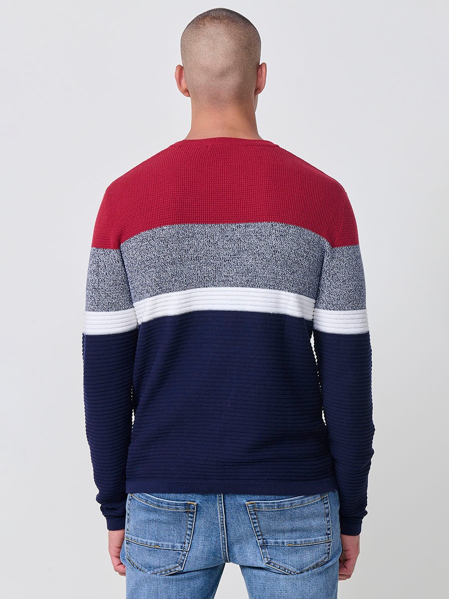 Jersey rojo de hombre en tricot con cuello redondo y manga larga. Confección 100% acrílico para un estilo actual y versátil.
