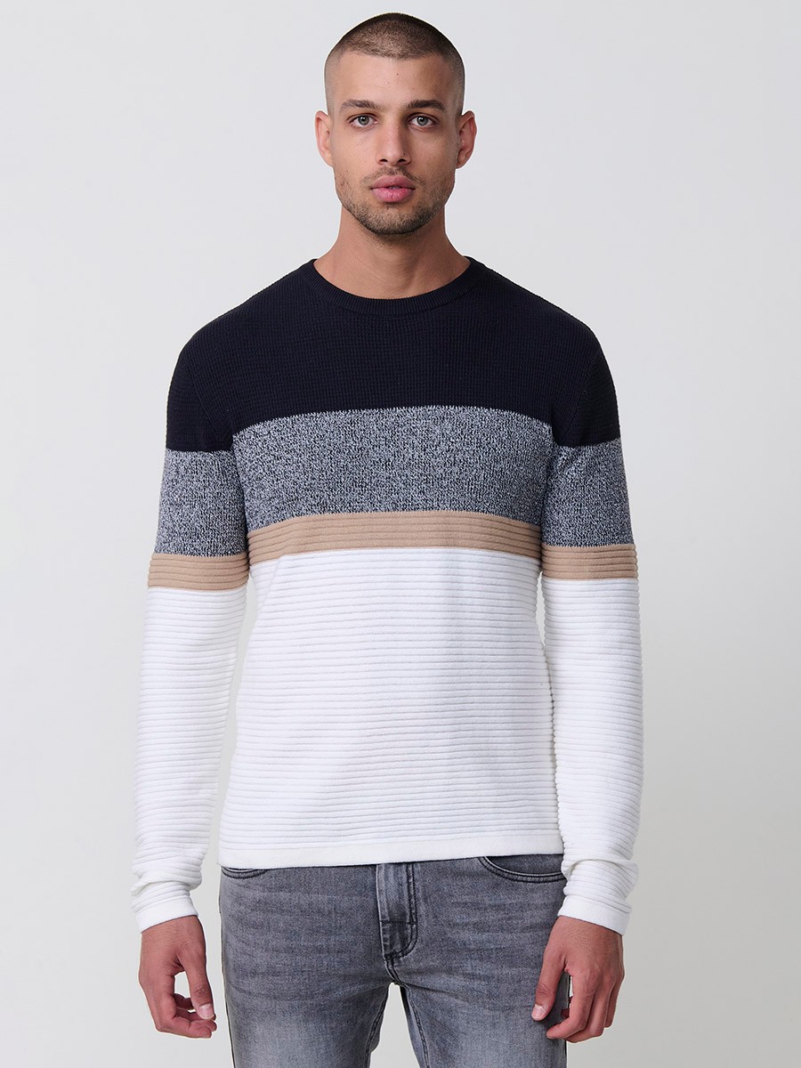 Jersey crudo de hombre en tricot con cuello redondo y manga larga. Tejido 100% acrílico, ligero y versátil para un estilo moderno.