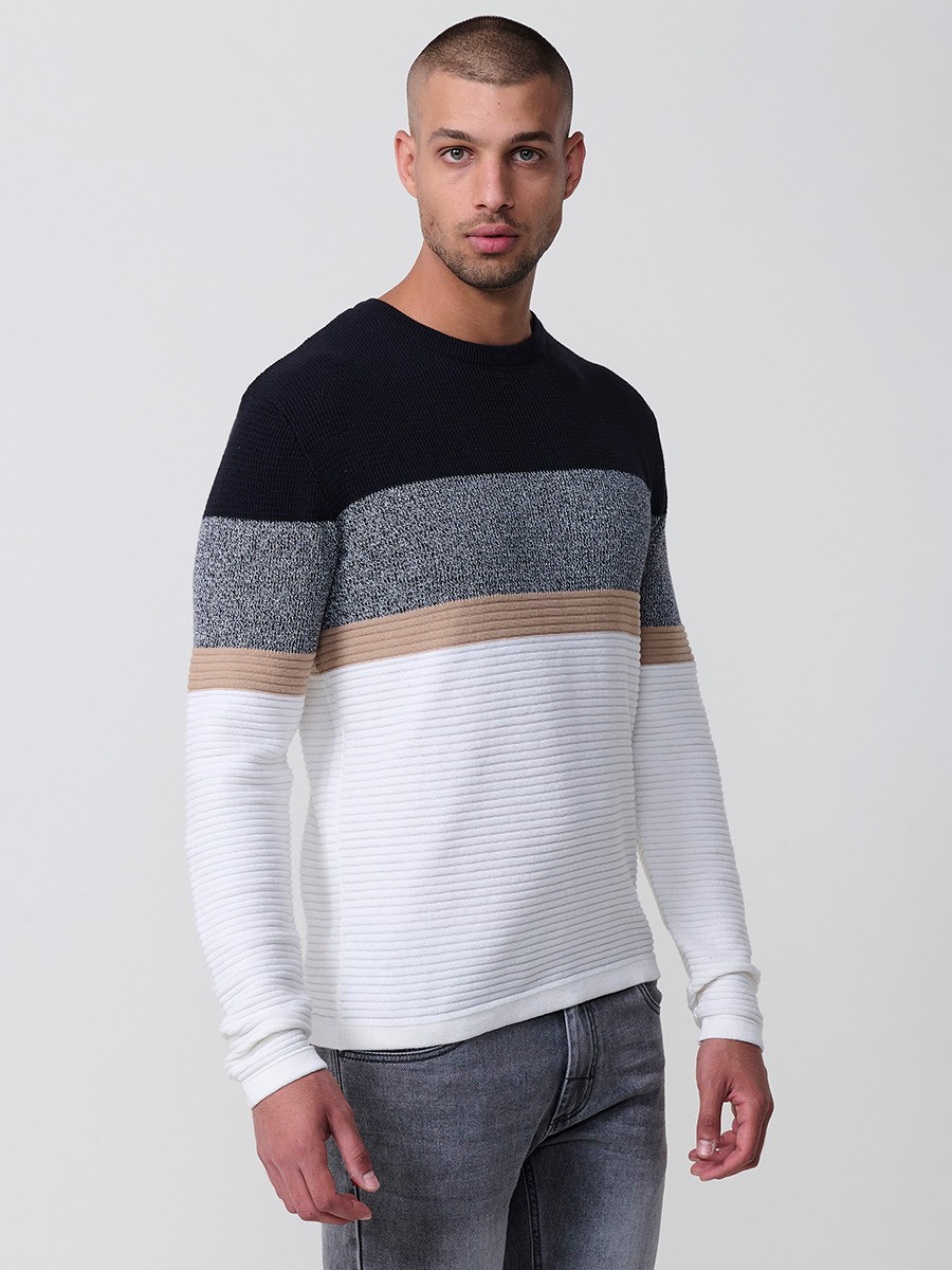 Jersey crudo de hombre en tricot con cuello redondo y manga larga. Tejido 100% acrílico, ligero y versátil para un estilo moderno.