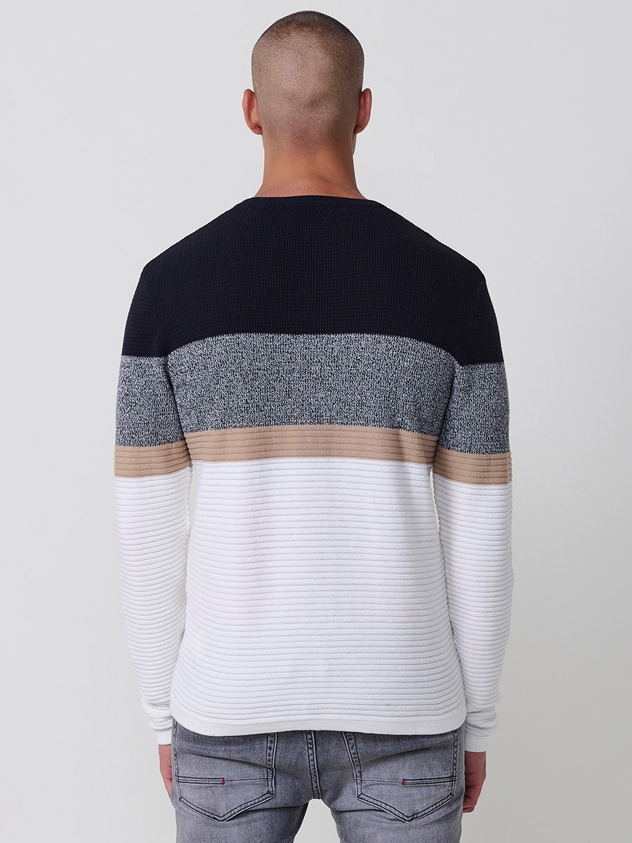 Jersey crudo de hombre en tricot con cuello redondo y manga larga. Tejido 100% acrílico, ligero y versátil para un estilo moderno.