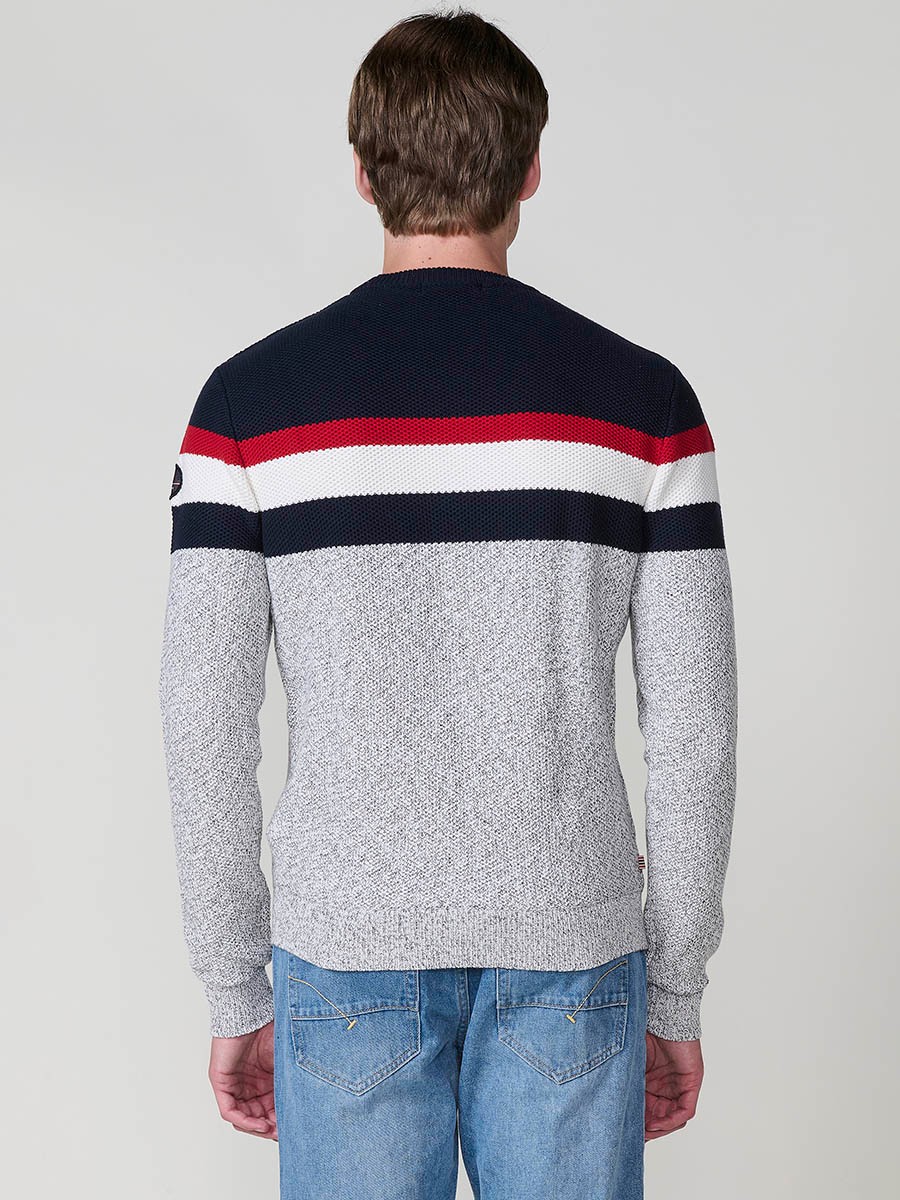 Jersey gris de hombre en tricot con cuello redondo y manga larga. 100% acrílico para un estilo moderno, cómodo y versátil.