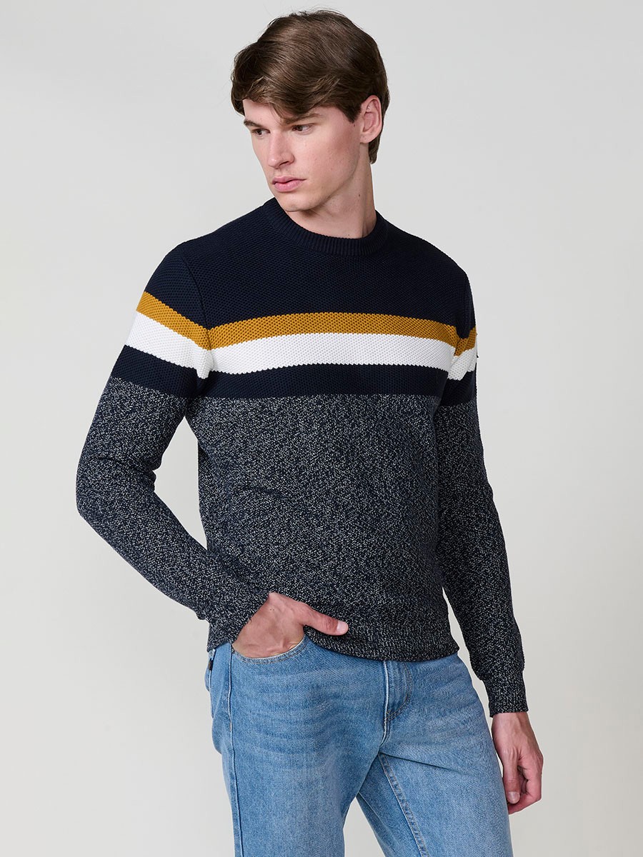 Jersey navy de hombre en tricot con cuello redondo y manga larga. Confección 100% acrílico para un estilo moderno, versátil y cómodo.