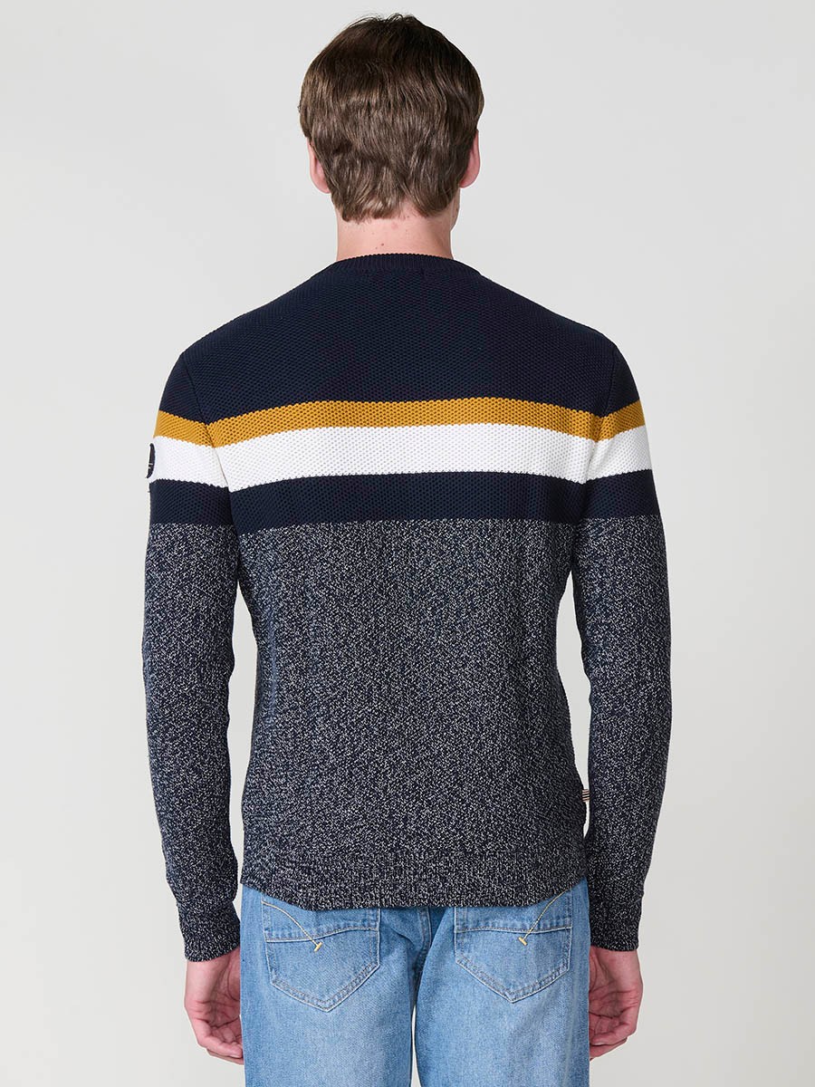 Jersey navy de hombre en tricot con cuello redondo y manga larga. Confección 100% acrílico para un estilo moderno, versátil y cómodo.