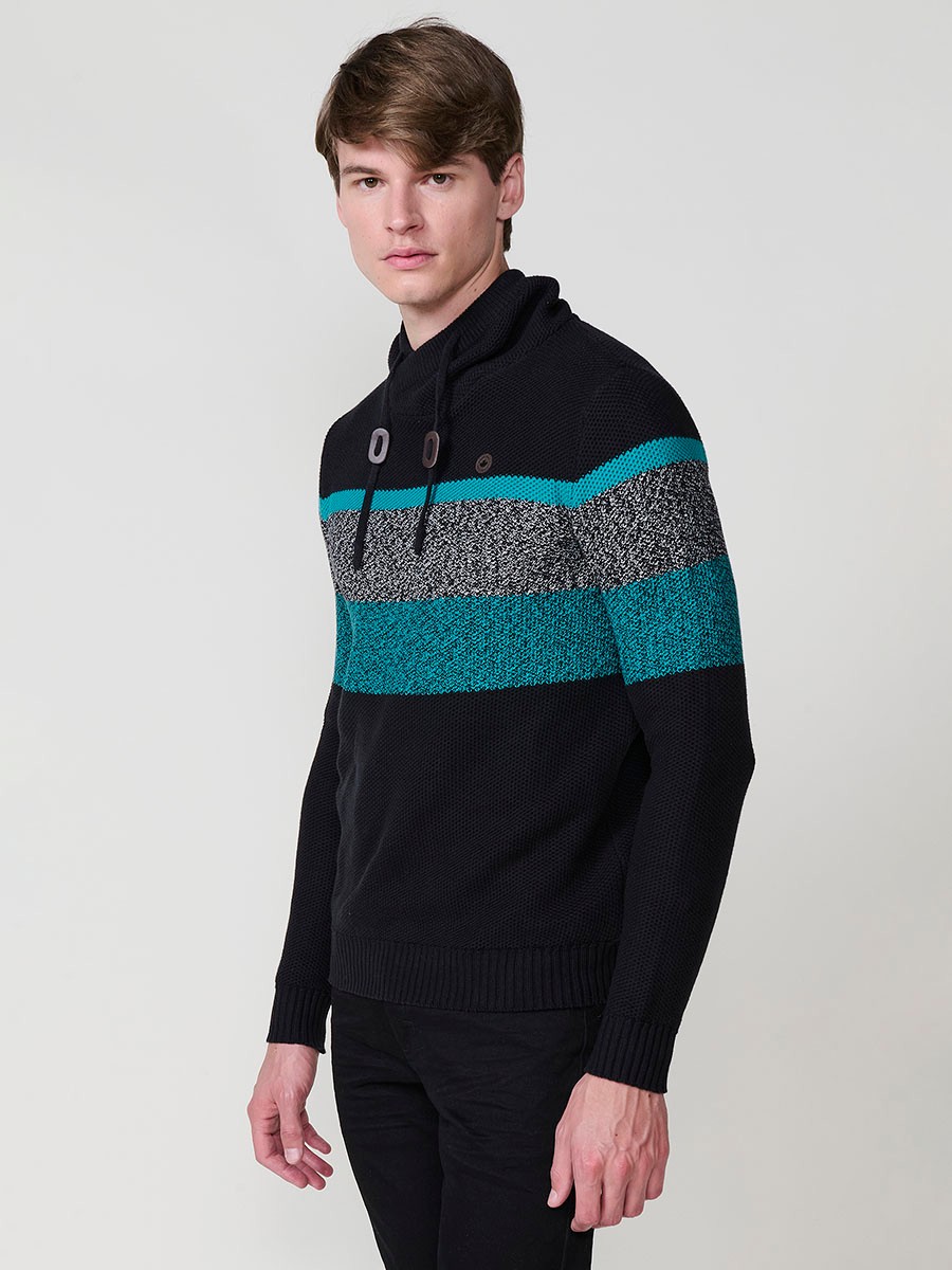 Jersey negro de hombre en tricot con cuello redondo y manga larga. Confección 100% acrílico para un estilo cómodo, moderno y versátil.