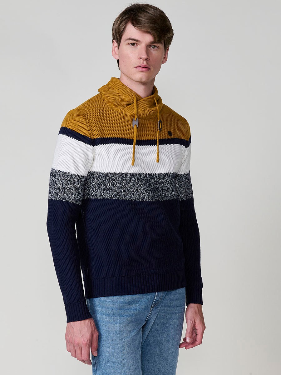 Jersey ocre de hombre en tricot con cuello redondo y manga larga. 100% acrílico, ligero y versátil para un estilo moderno.