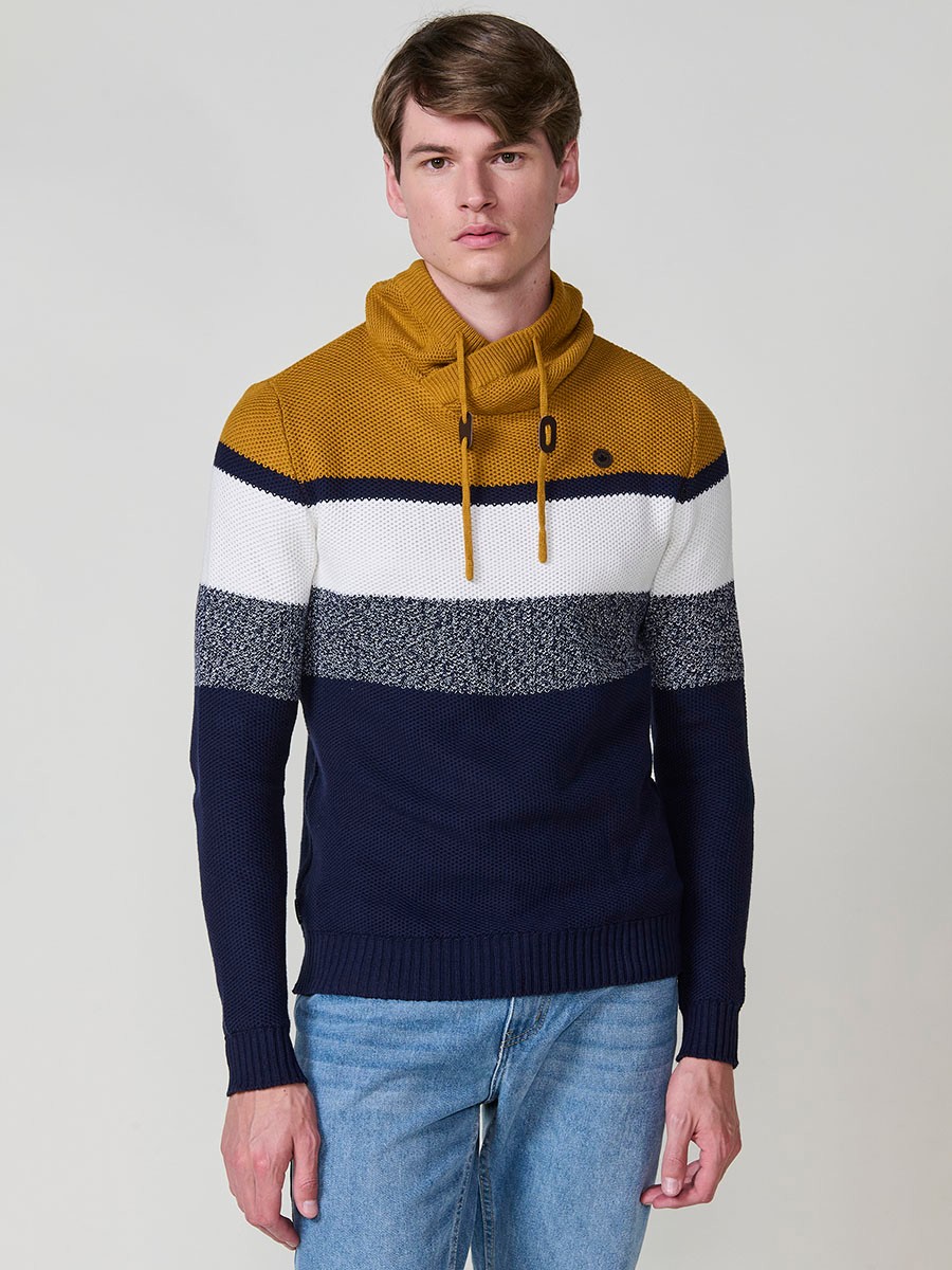 Jersey ocre de hombre en tricot con cuello redondo y manga larga. 100% acrílico, ligero y versátil para un estilo moderno.