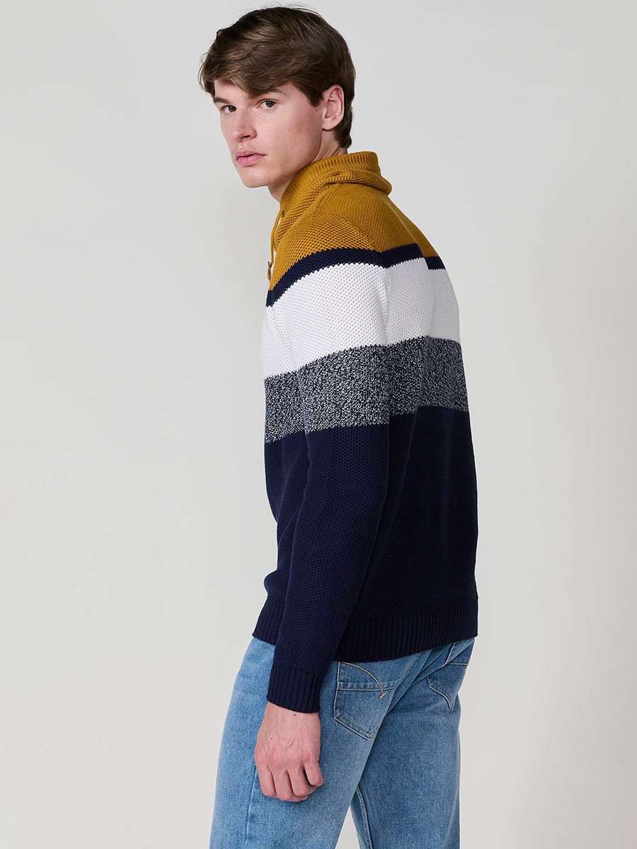 Jersey ocre de hombre en tricot con cuello redondo y manga larga. 100% acrílico, ligero y versátil para un estilo moderno.