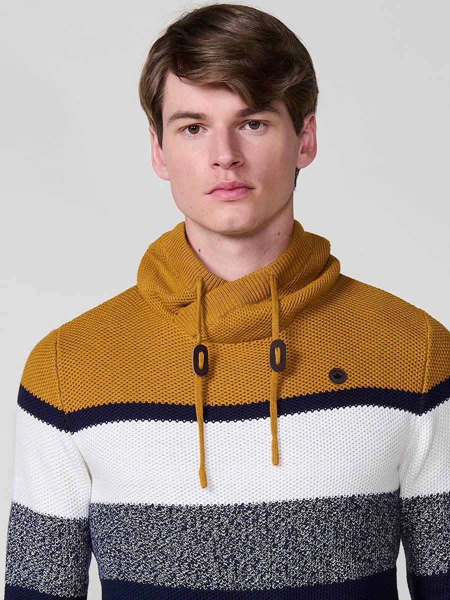 Jersey ocre de hombre en tricot con cuello redondo y manga larga. 100% acrílico, ligero y versátil para un estilo moderno.