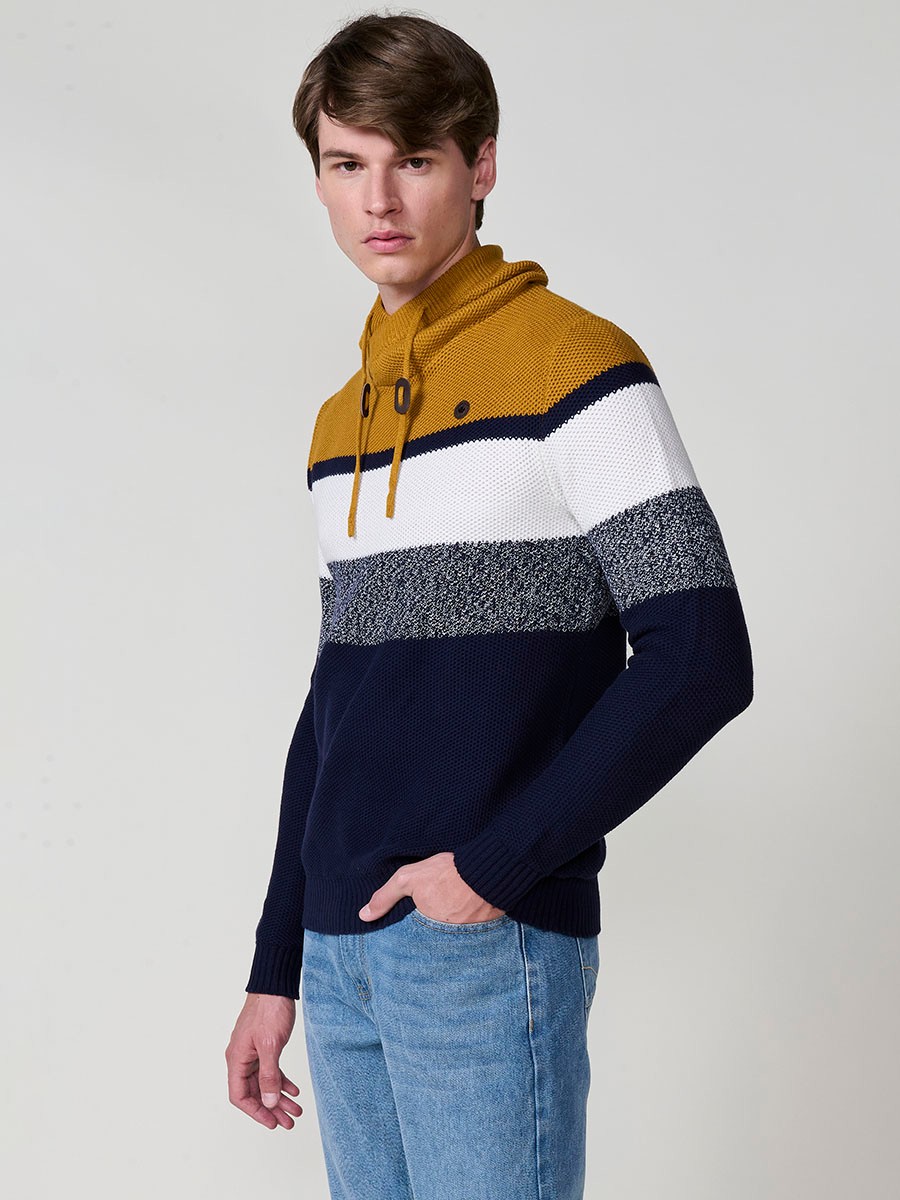 Jersey ocre de hombre en tricot con cuello redondo y manga larga. 100% acrílico, ligero y versátil para un estilo moderno.