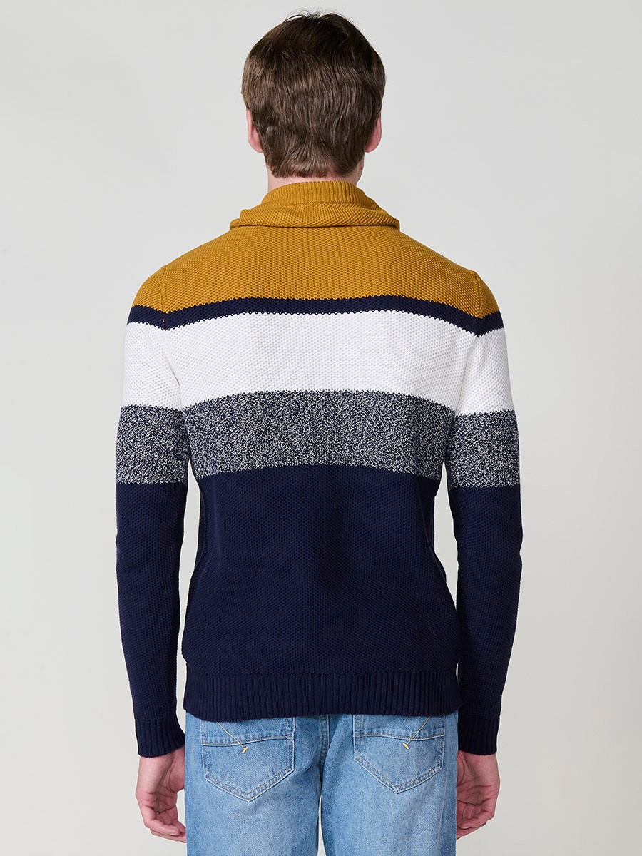 Jersey ocre de hombre en tricot con cuello redondo y manga larga. 100% acrílico, ligero y versátil para un estilo moderno.