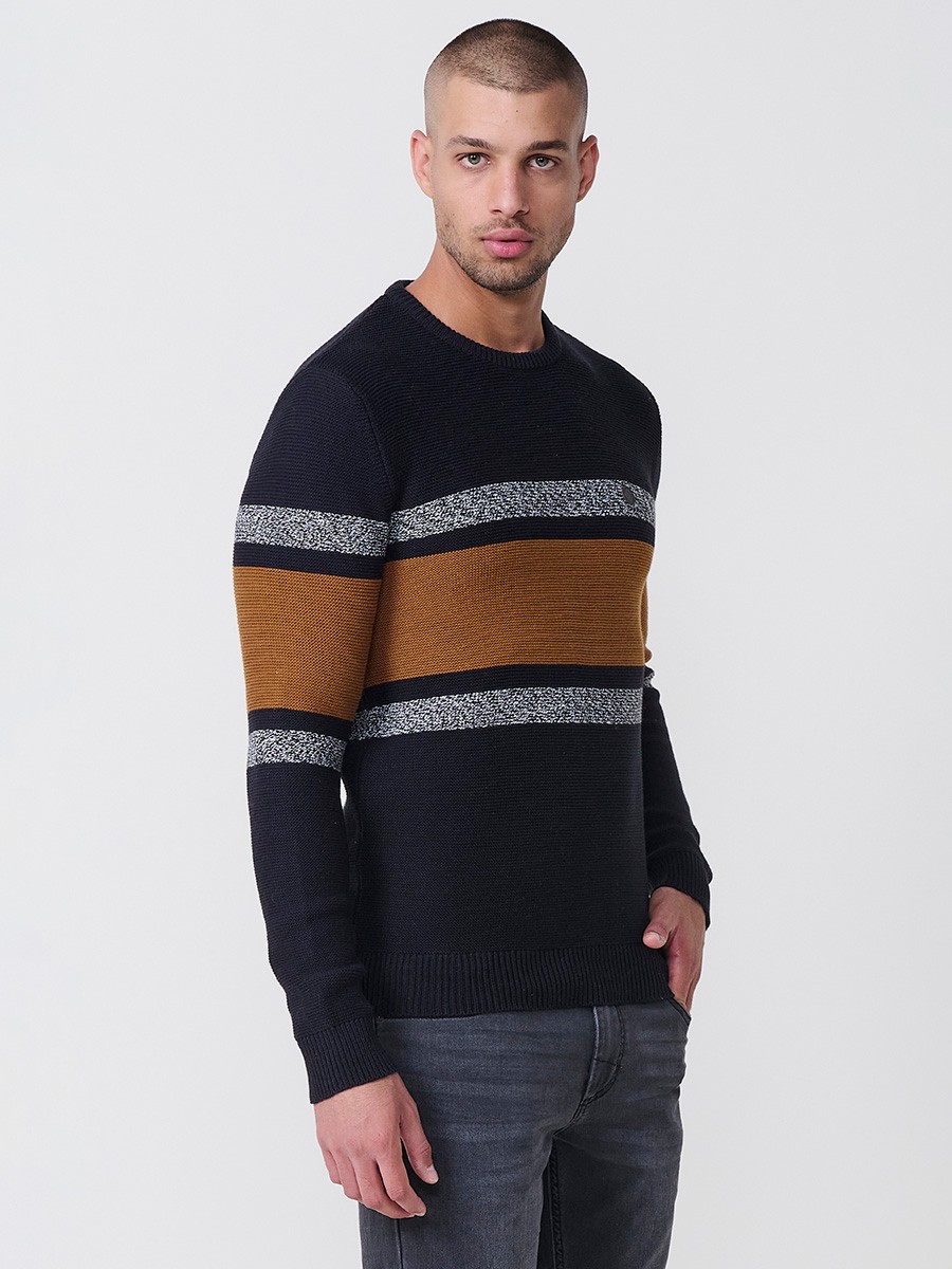 Jersey negro de hombre en tricot con cuello redondo y manga larga. Confección 100% acrílico, ligero y versátil para todas las temporadas.