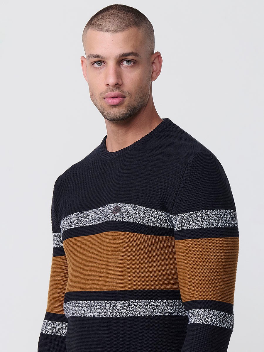 Jersey negro de hombre en tricot con cuello redondo y manga larga. Confección 100% acrílico, ligero y versátil para todas las temporadas.
