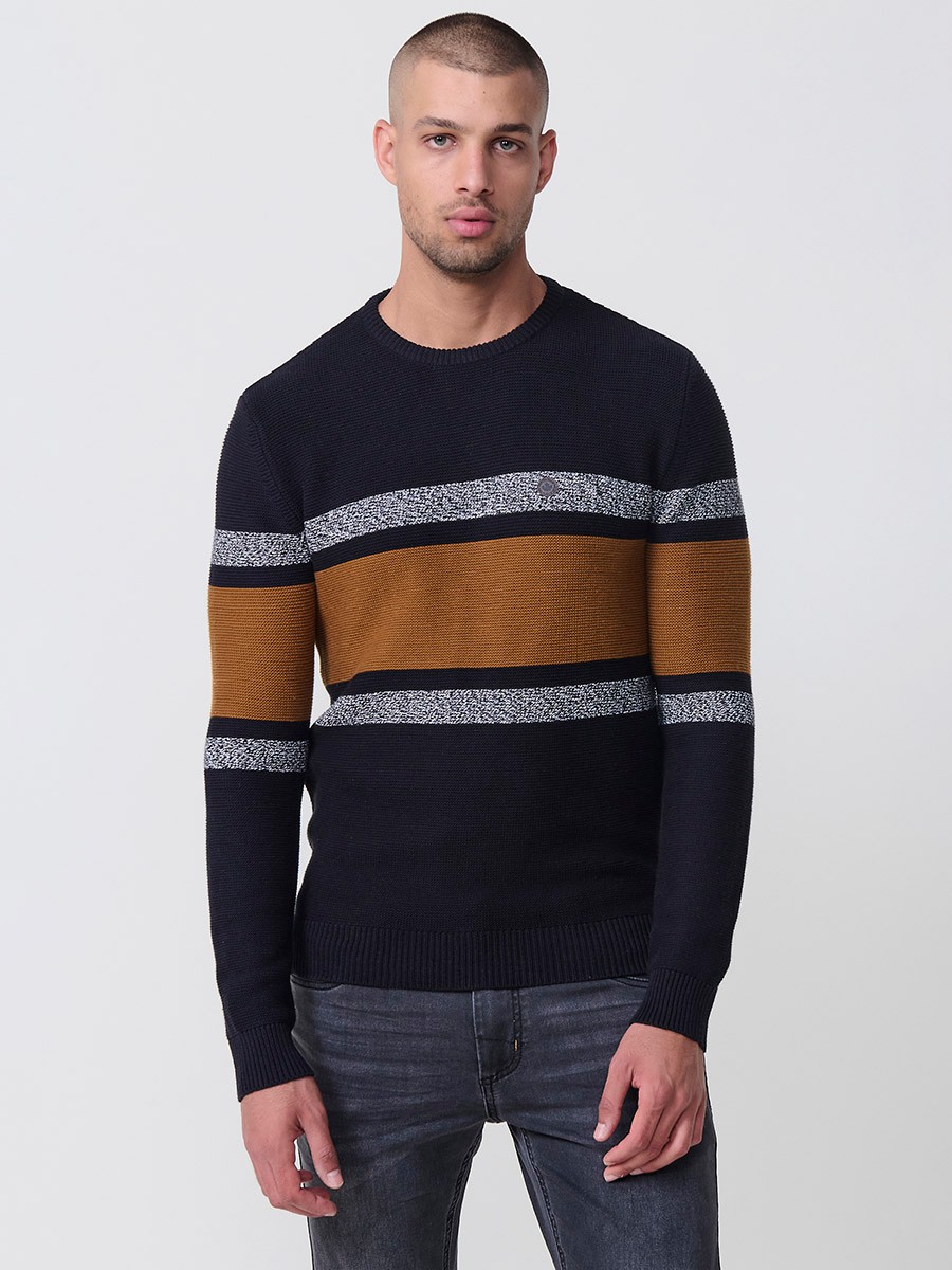 Jersey negro de hombre en tricot con cuello redondo y manga larga. Confección 100% acrílico, ligero y versátil para todas las temporadas.