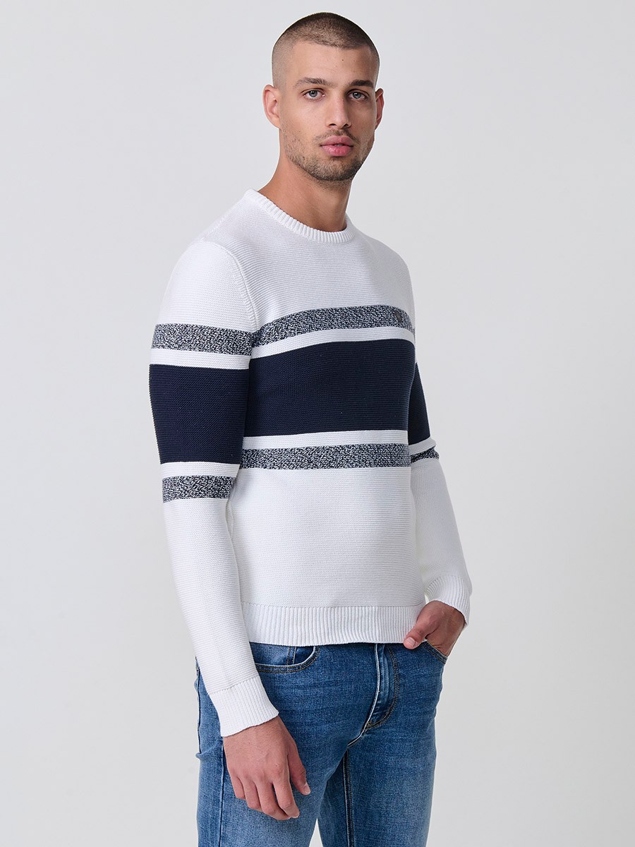 Jersey crudo de hombre en tricot con cuello redondo y manga larga. Confección 100% acrílico, ligero, cómodo y versátil.