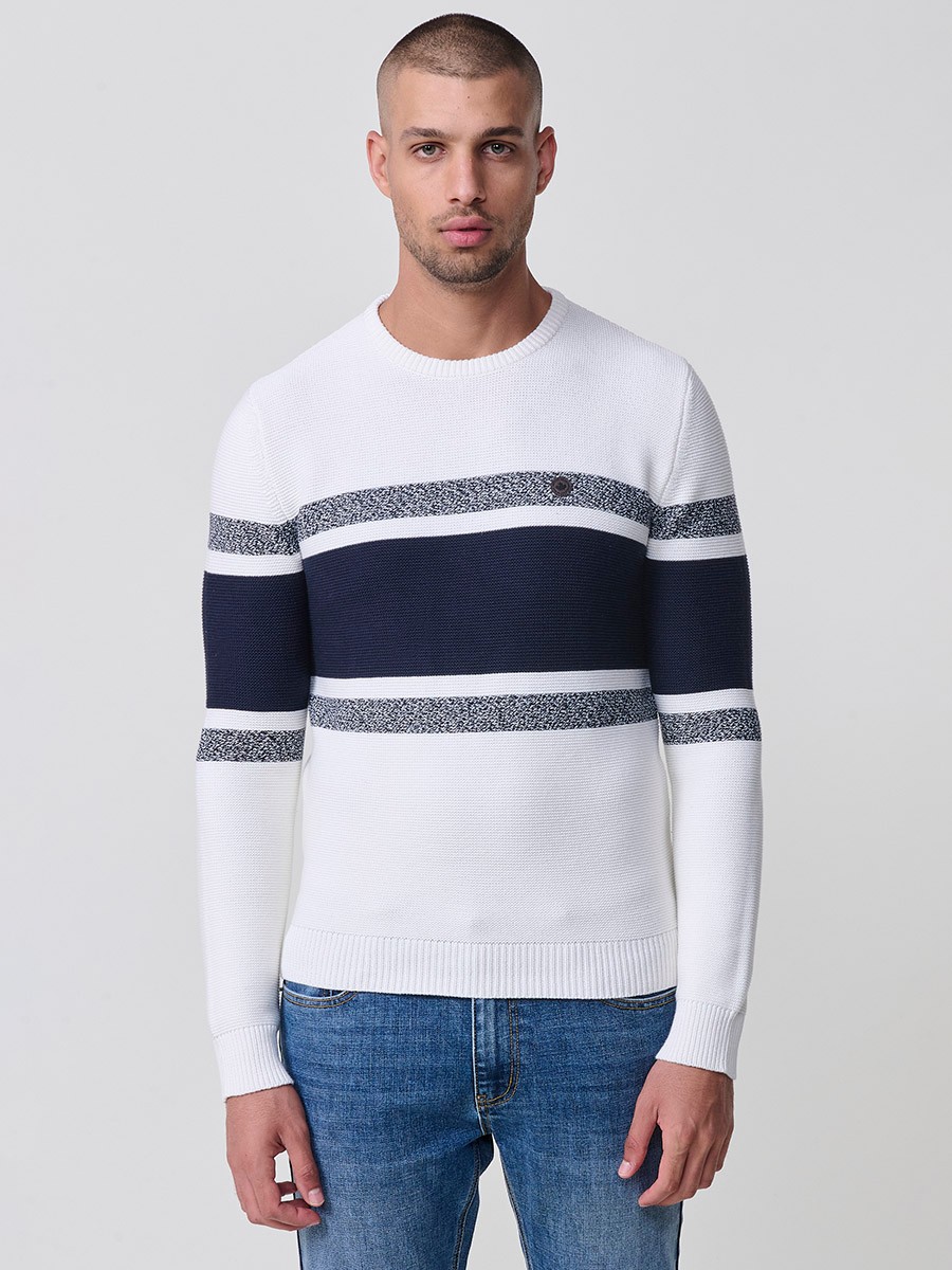 Jersey crudo de hombre en tricot con cuello redondo y manga larga. Confección 100% acrílico, ligero, cómodo y versátil.