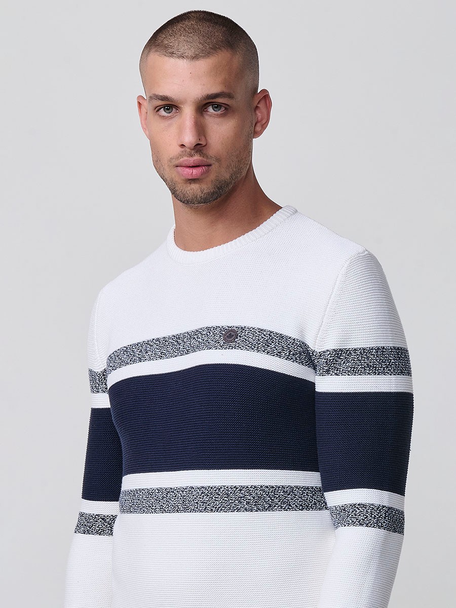 Jersey crudo de hombre en tricot con cuello redondo y manga larga. Confección 100% acrílico, ligero, cómodo y versátil.