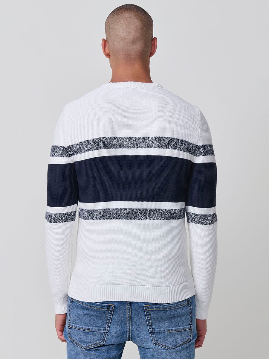 Jersey crudo de hombre en tricot con cuello redondo y manga larga. Confección 100% acrílico, ligero, cómodo y versátil.
