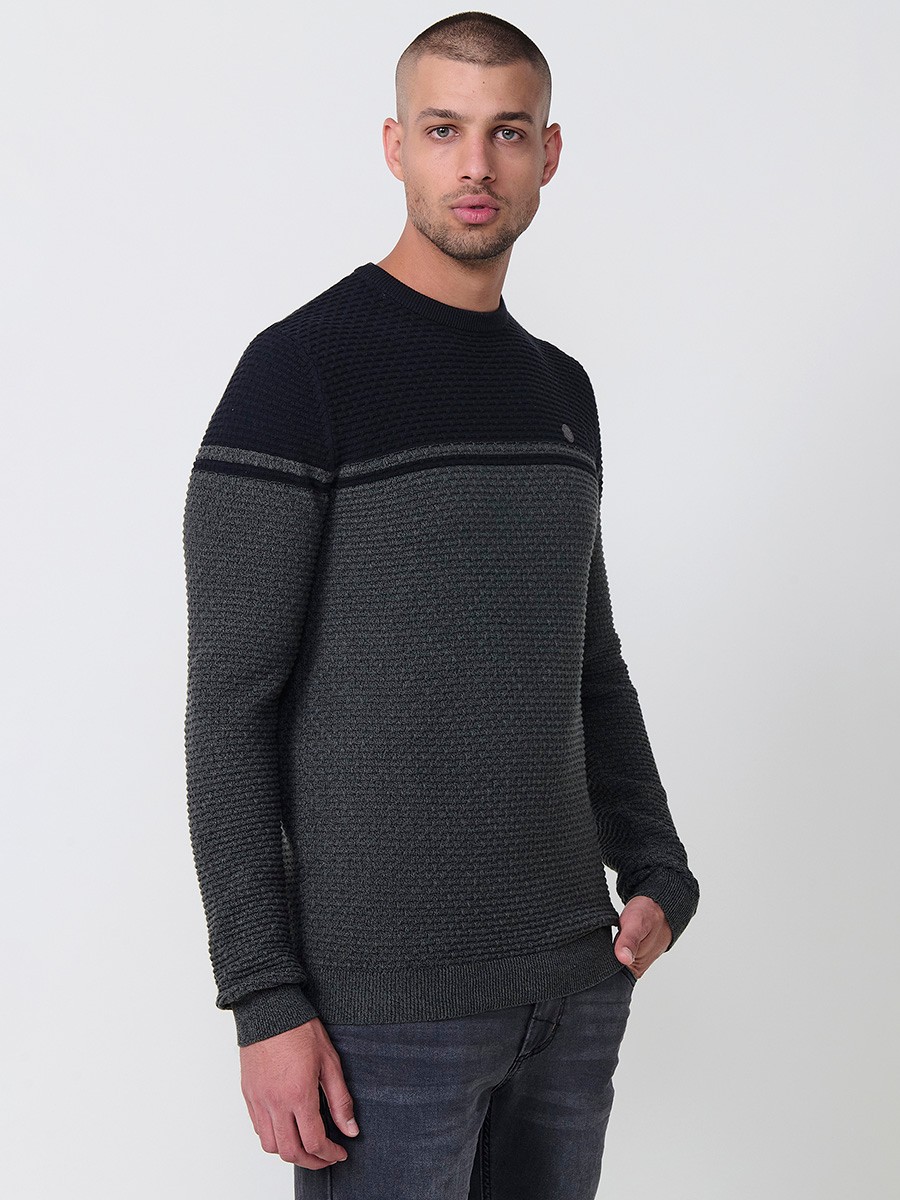 Jersey kaki de hombre en tricot con cuello redondo y manga larga. Confección 100% acrílico para un estilo moderno, cómodo y versátil.