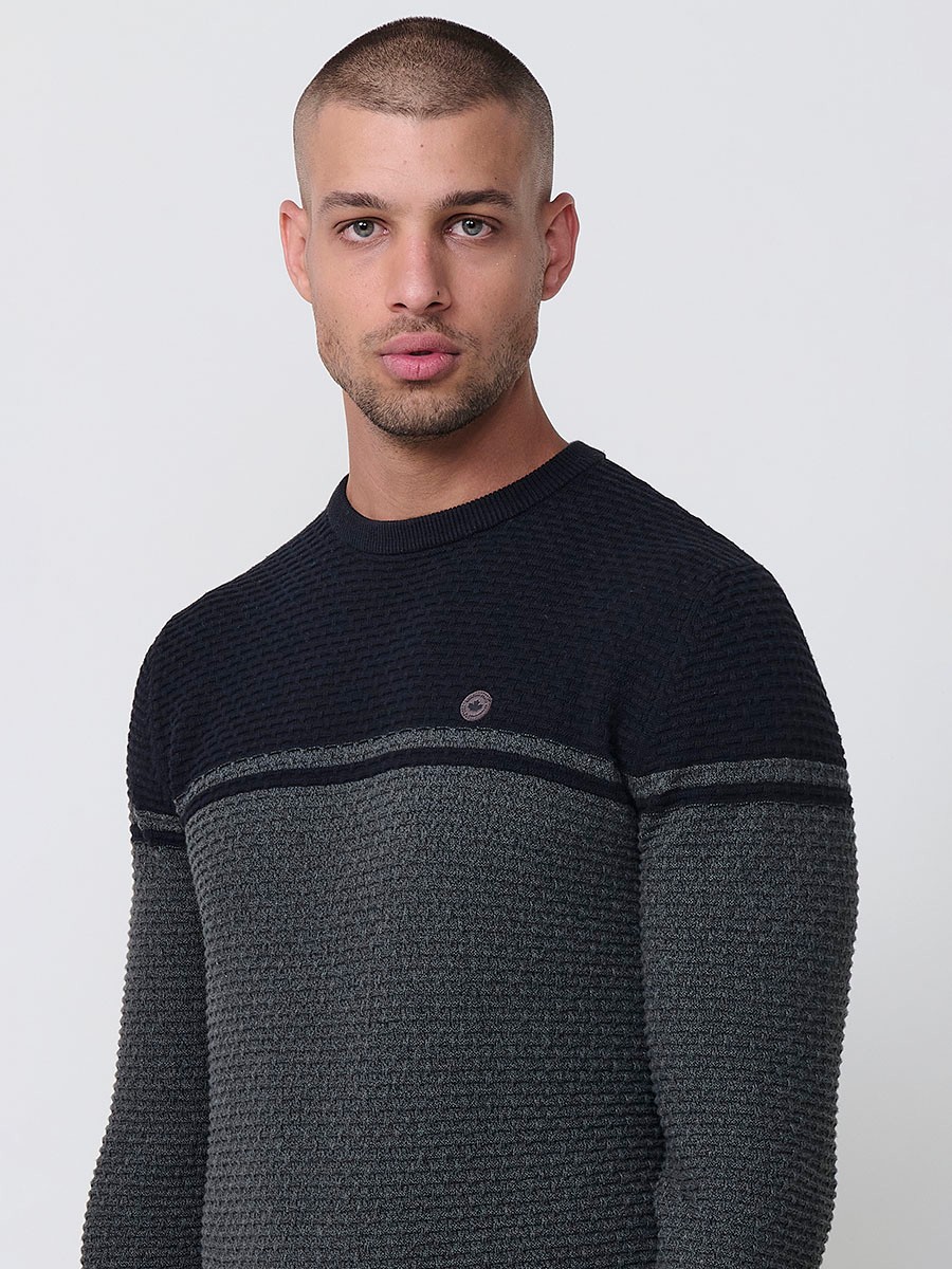 Jersey kaki de hombre en tricot con cuello redondo y manga larga. Confección 100% acrílico para un estilo moderno, cómodo y versátil.