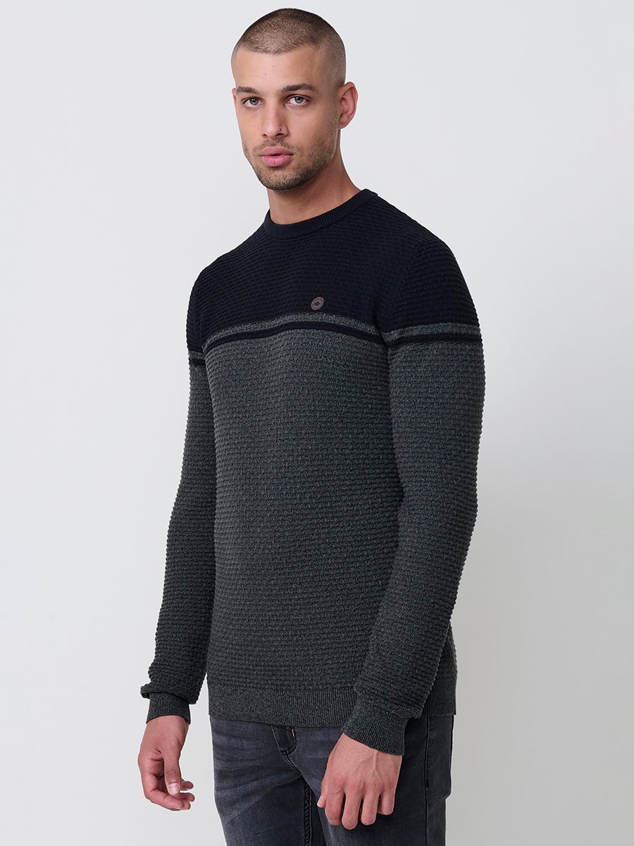 Jersey kaki de hombre en tricot con cuello redondo y manga larga. Confección 100% acrílico para un estilo moderno, cómodo y versátil.