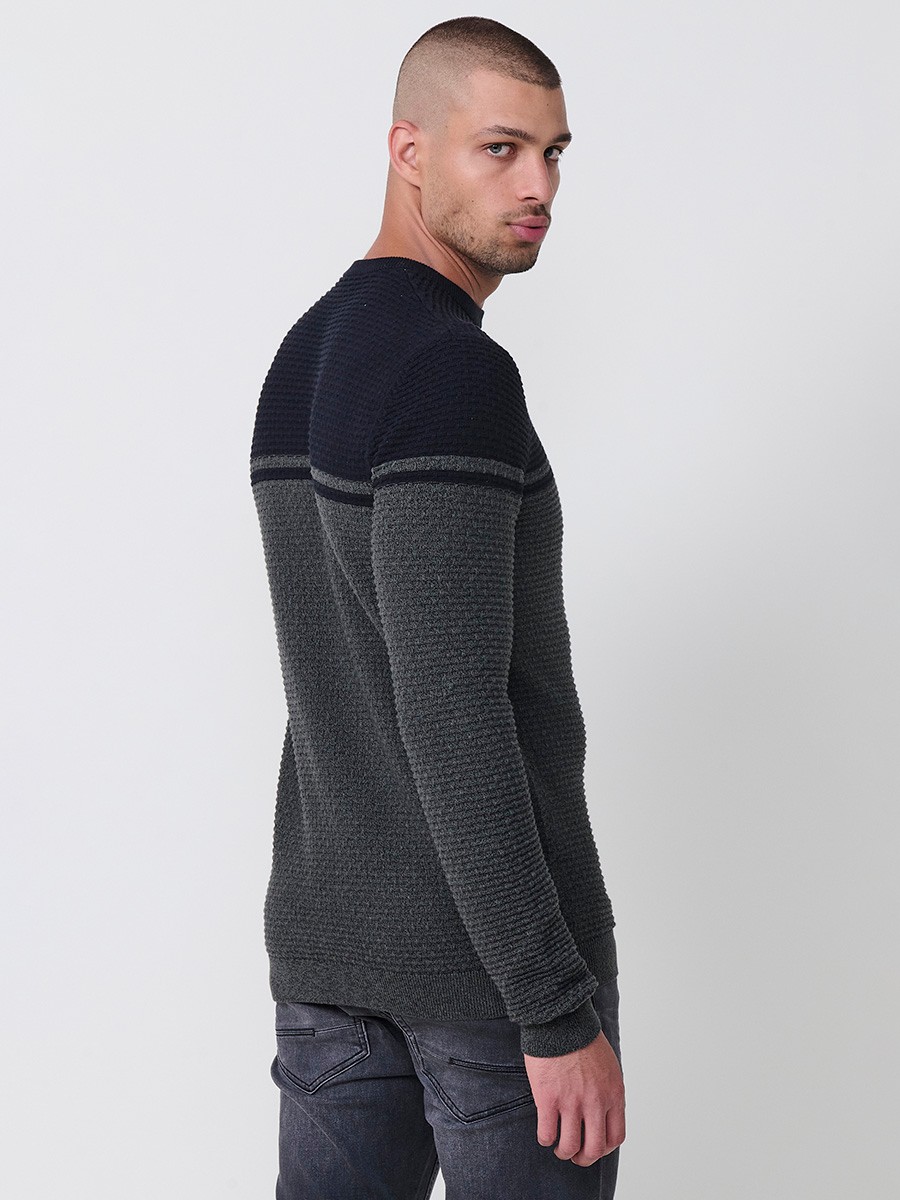 Jersey kaki de hombre en tricot con cuello redondo y manga larga. Confección 100% acrílico para un estilo moderno, cómodo y versátil.