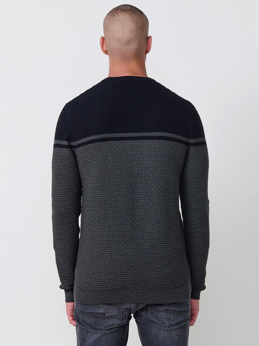 Jersey kaki de hombre en tricot con cuello redondo y manga larga. Confección 100% acrílico para un estilo moderno, cómodo y versátil.