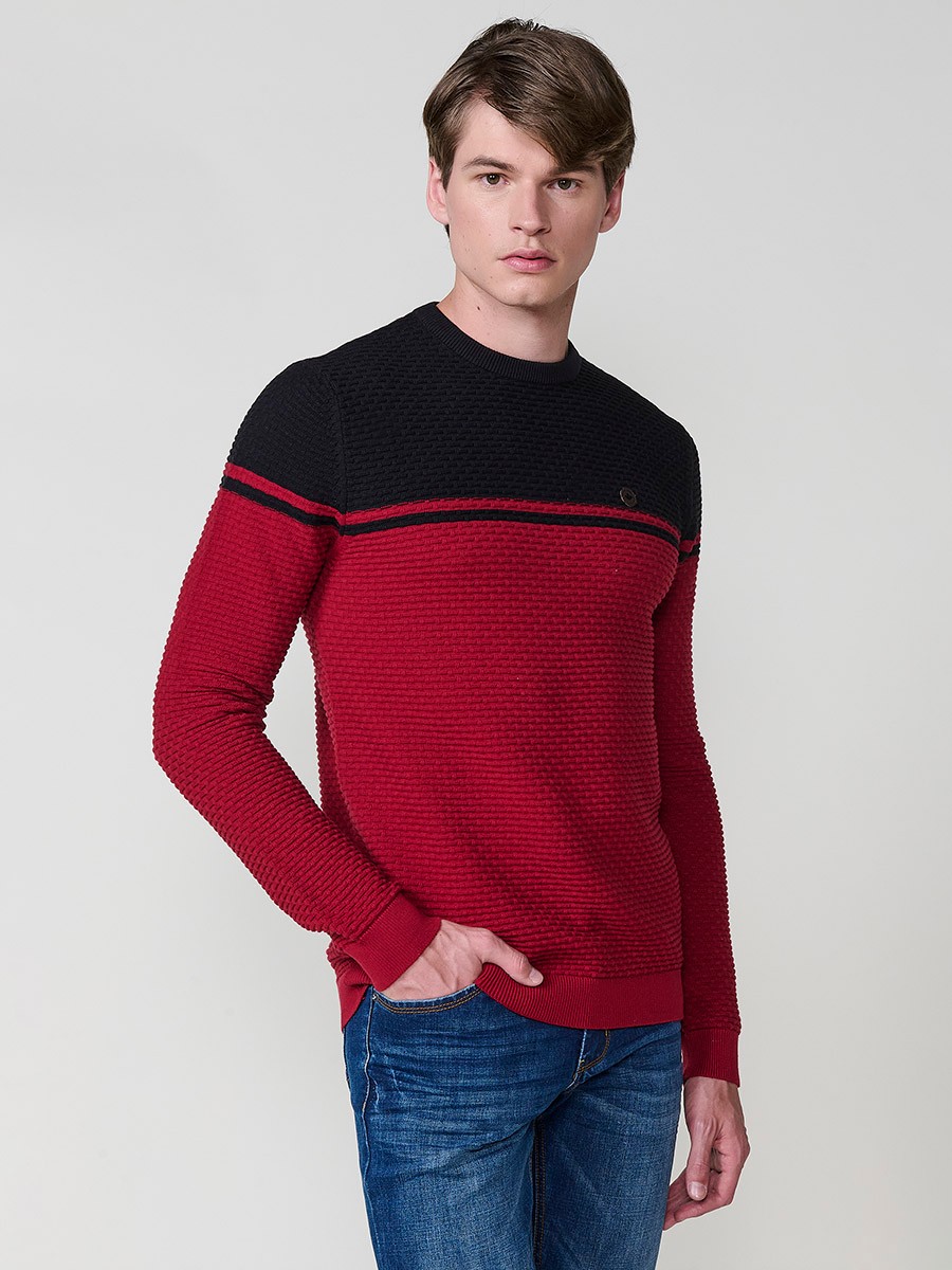 Jersey rojo de hombre en tricot con cuello redondo y manga larga. Confección 100% acrílico para un estilo moderno y atemporal.