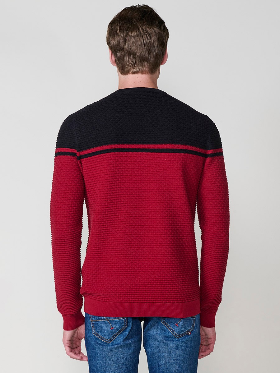 Jersey rojo de hombre en tricot con cuello redondo y manga larga. Confección 100% acrílico para un estilo moderno y atemporal.