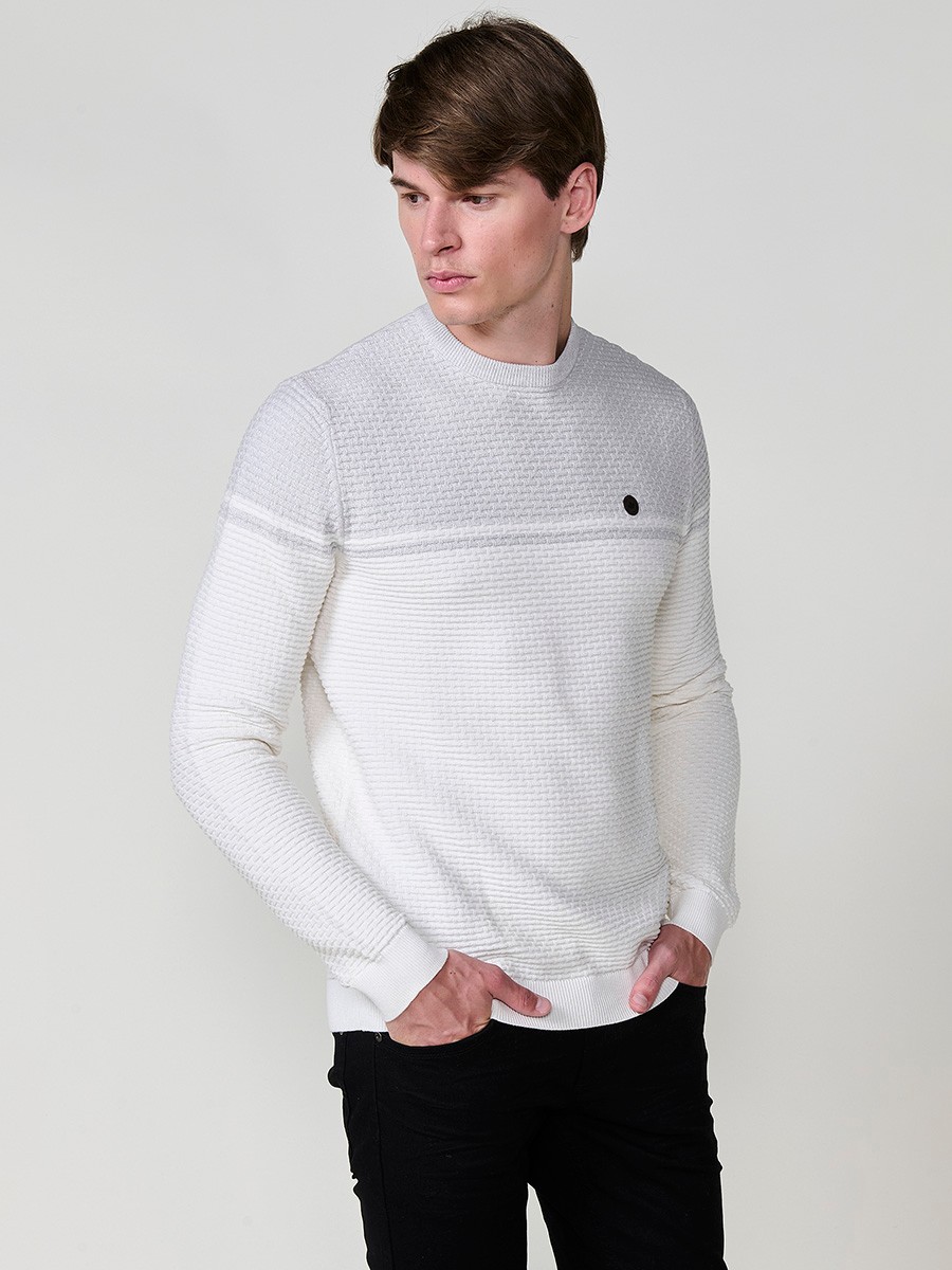 Jersey crudo de hombre en tricot con cuello redondo y manga larga. Confección 100% acrílico, cómodo, ligero y atemporal.