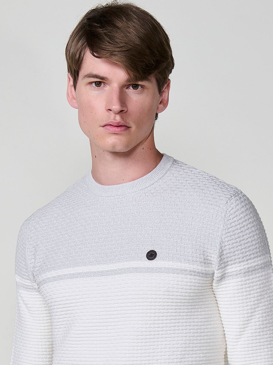 Jersey crudo de hombre en tricot con cuello redondo y manga larga. Confección 100% acrílico, cómodo, ligero y atemporal.
