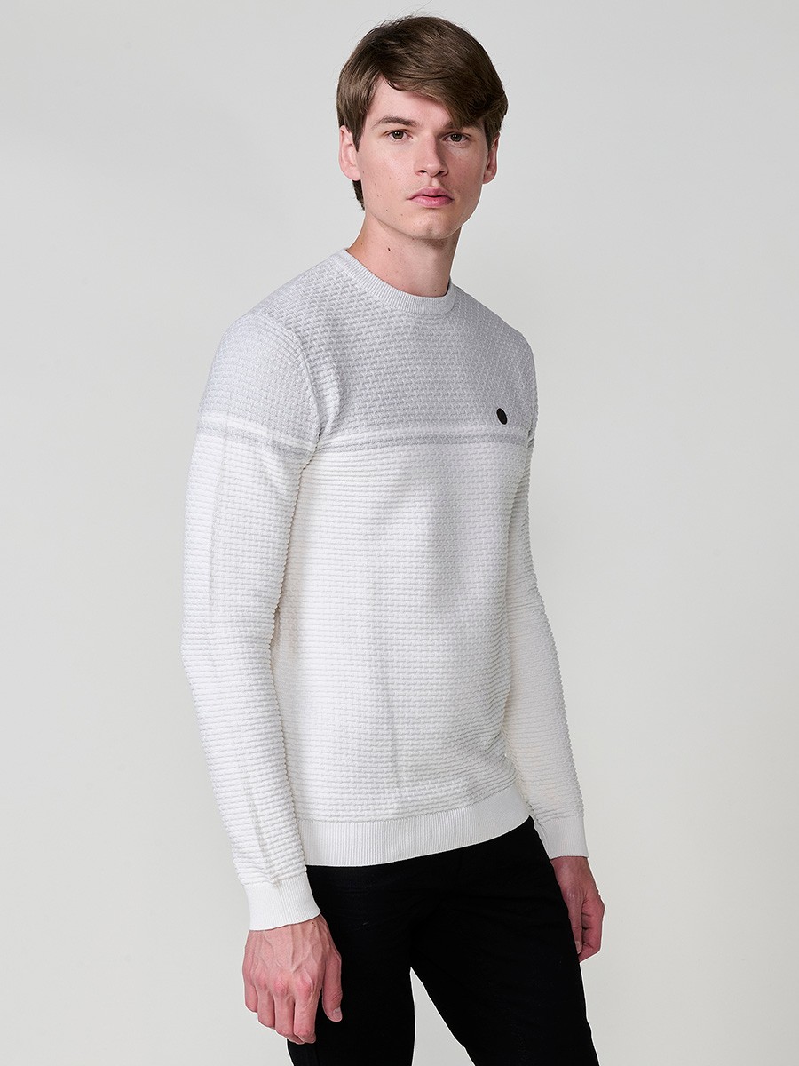 Jersey crudo de hombre en tricot con cuello redondo y manga larga. Confección 100% acrílico, cómodo, ligero y atemporal.
