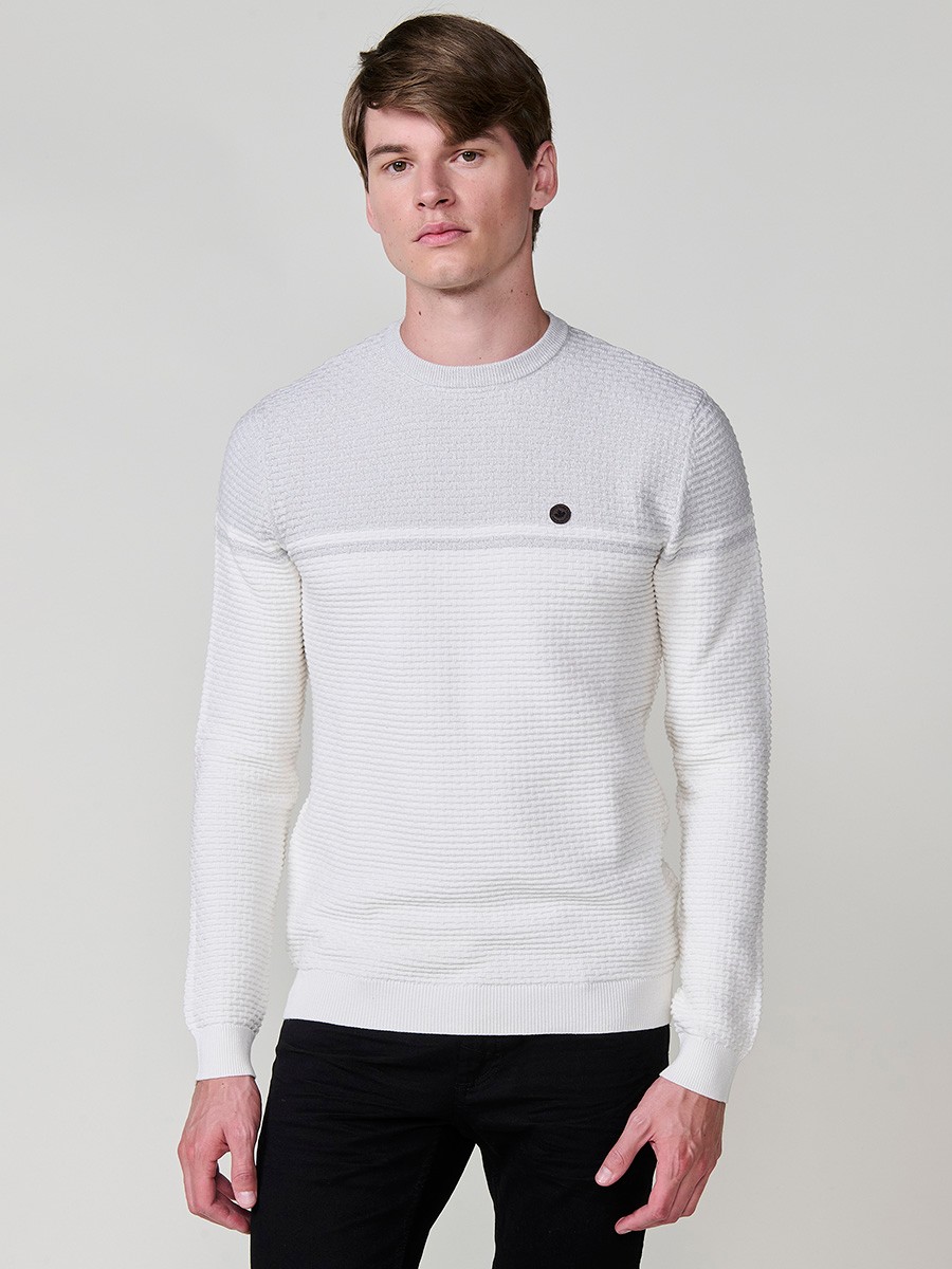 Jersey crudo de hombre en tricot con cuello redondo y manga larga. Confección 100% acrílico, cómodo, ligero y atemporal.