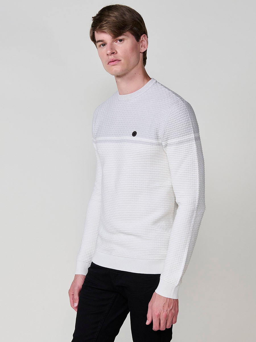 Jersey crudo de hombre en tricot con cuello redondo y manga larga. Confección 100% acrílico, cómodo, ligero y atemporal.